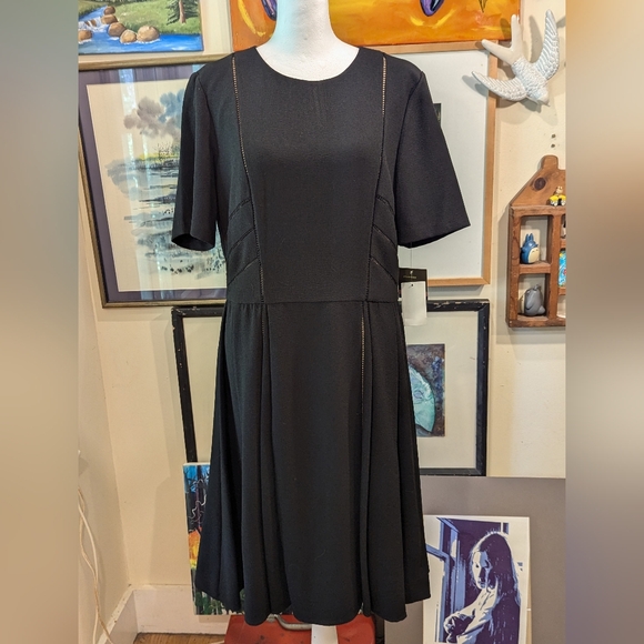 Gorgeous Taylor Classic Peekaboo Black Dress Size 10 - Picture 9 of 15